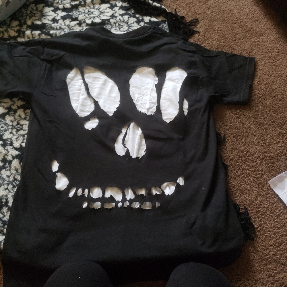 Skull cut out tshirt